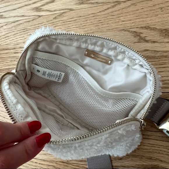Lululemon fleece belt bag ivory - Picture 3 of 3